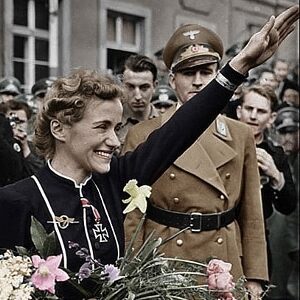 imagen de hanna reitsch saludando con el gesto nazi