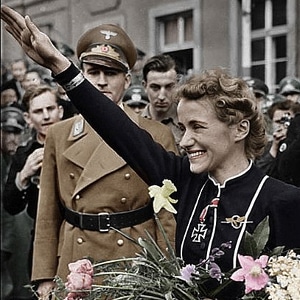 imagen de hanna reitsch saludando con el gesto nazi